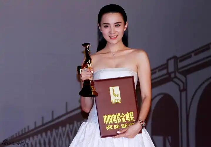 组图:金鸡百花节颁奖礼后台 众星亲吻奖杯_高清图集_新浪网