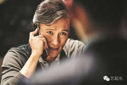 李秉宪在片中饰演one网络公司的陈会长,难得地以白发造型演出.