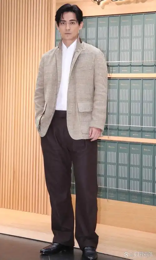 周渝民最新活动照看上去很憔悴,年轻时的他帅气忧郁,岁月匆匆!