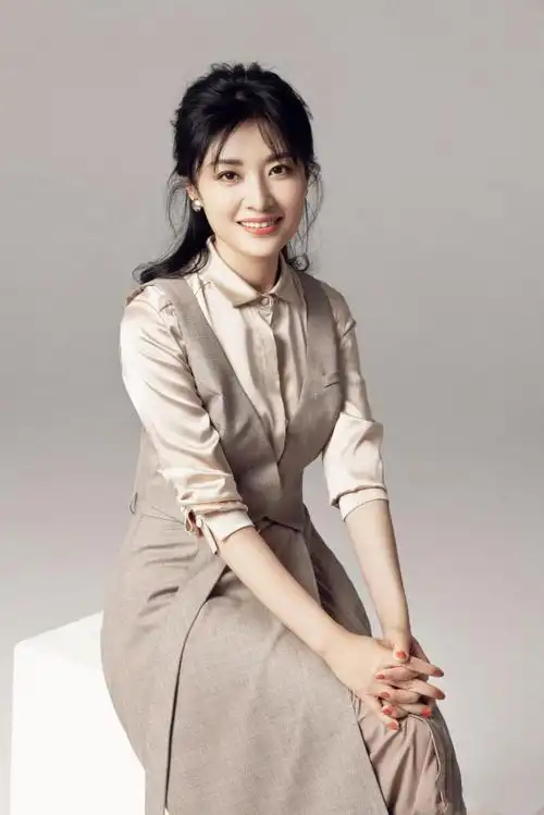 被52岁周涛惊艳了身穿连衣裙端庄又优雅怎么看都不像是60后