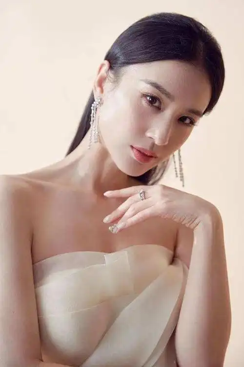 性感妖娆美艳迷人黄圣依高清美图集