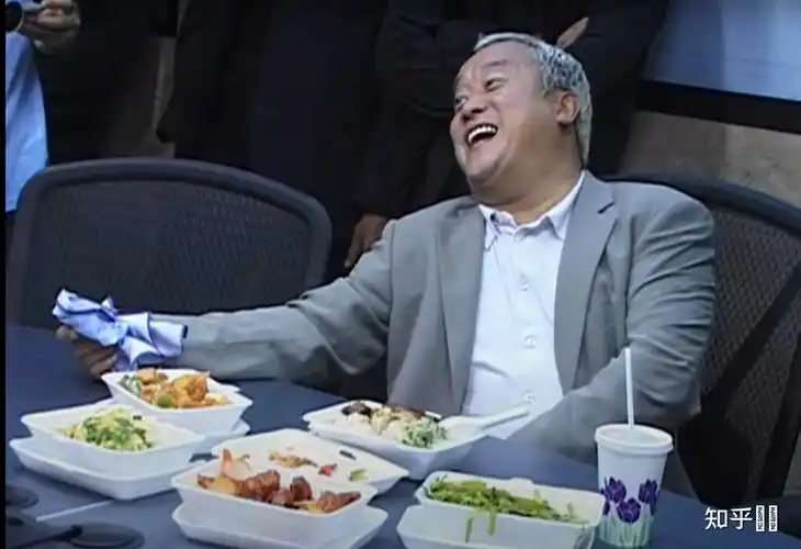 无间道韩琛两次在警察局桌子上分别都吃的什么菜