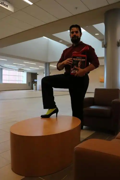 社会丨迷恋穿高跟鞋的男人是变态吗?