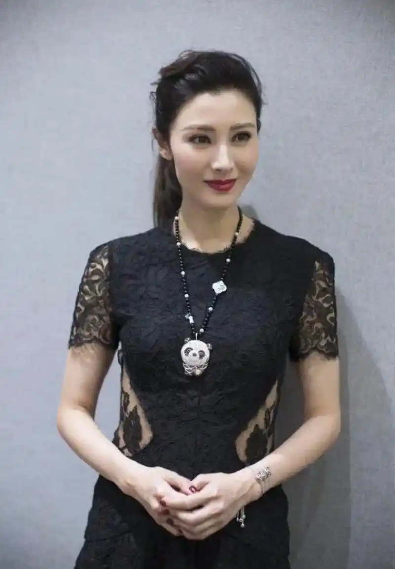 港媒太实在了,李嘉欣的图不p就放出来,真实状态一目了然