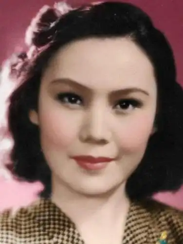 1934年,先后参加中国旅行剧团和中国舞台协会等剧社,开始了职业演员的