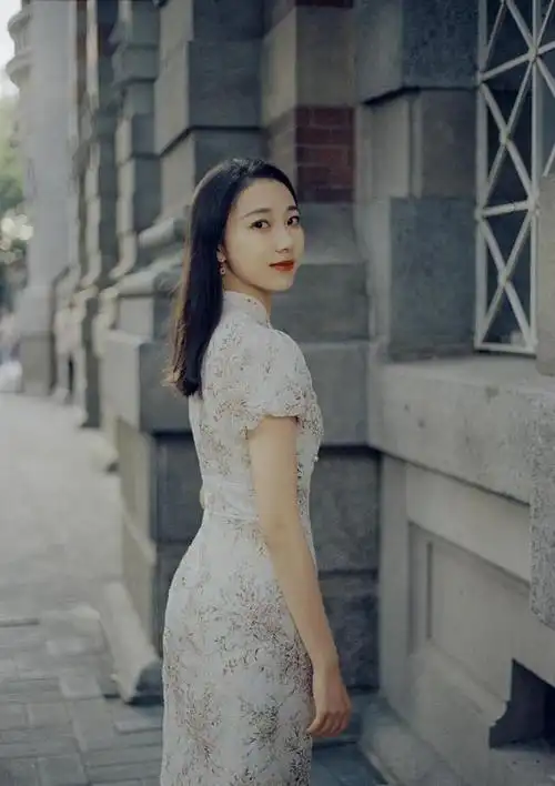 下面,为你介绍8个旗袍拍照的姿势技巧,让你在拍摄时更加自信,展现出你