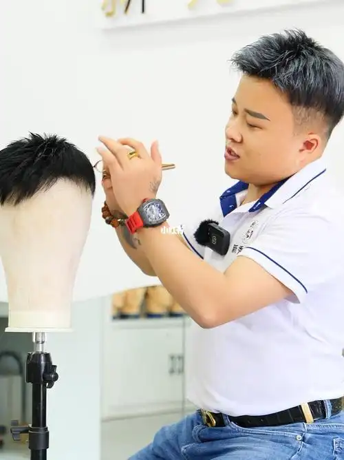 光头佩戴什么发型更适合?