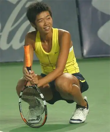 图文:中网开赛第十四日 女双比赛李婷笑对失误