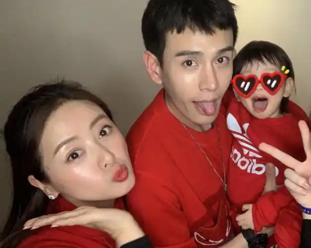 经超抱女儿手舞足蹈看表演,妻子小李琳站一旁撑伞被吐槽像保姆!