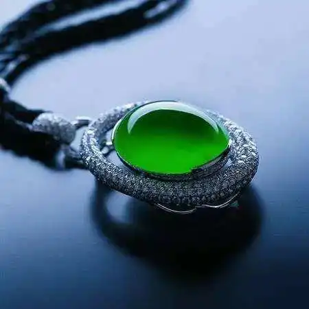 曾经我也和大部分人一样,刚接触到翡翠,感觉绿油油的玉石真好看,自己