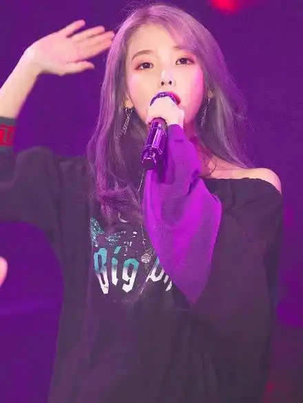 iu到底有多喜欢紫色?不仅衣服话筒是紫色,这一特征也暴露了!