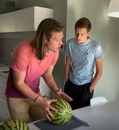 挪威小伙克里斯靠偷学中国美食圈粉近2000万他到底有多牛