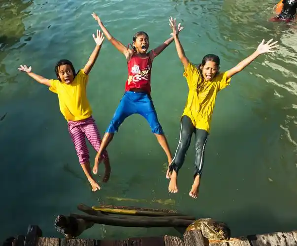 【高清图】戏水孩童 (摄于仙本那)-中关村在线摄影论坛