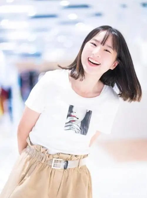 有点婴儿肥可爱的女孩,让我们看看