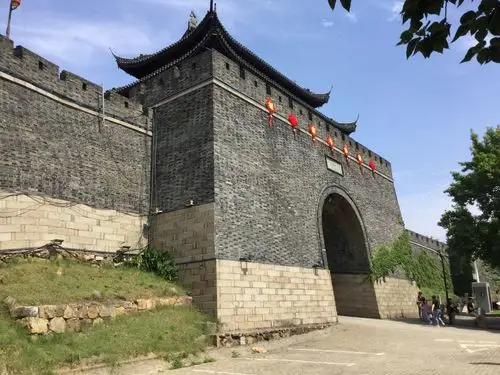 常熟的城墙由虞山逶迤入城.这是虞山门.
