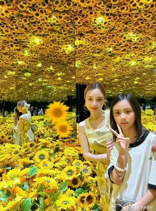 近日李小璐带着甜馨逛商场40岁素颜状态的李小璐真的保持的非