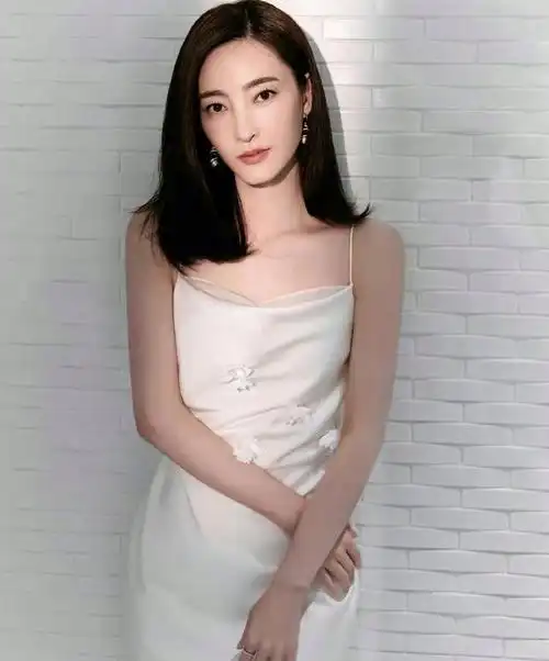 王丽坤白色吊带裙气质优雅美的心动