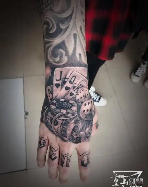 花手背纹身图片_手部欧美写实纹身图案