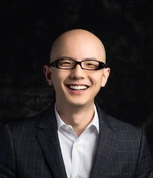 歌手平安宣布已经结婚有了女儿, 光头依旧有颜值, 女儿可爱