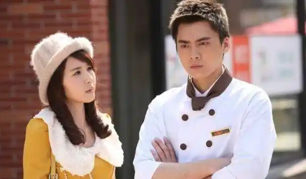 何炅和男子十指相扣,王一博李子璇恋情发酵,三千万只有蔡徐坤了_顶流