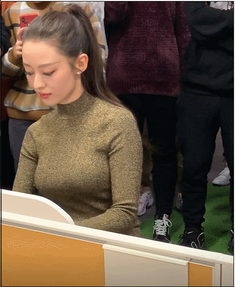 人间芭比吉娜一个有胸的纸片人