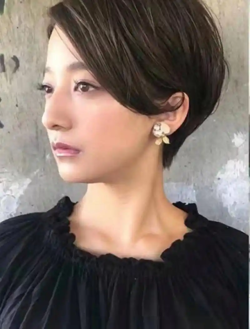 四十岁女性的短发造型 四十岁女性的短发造型-气质型斜刘海# 最近有位