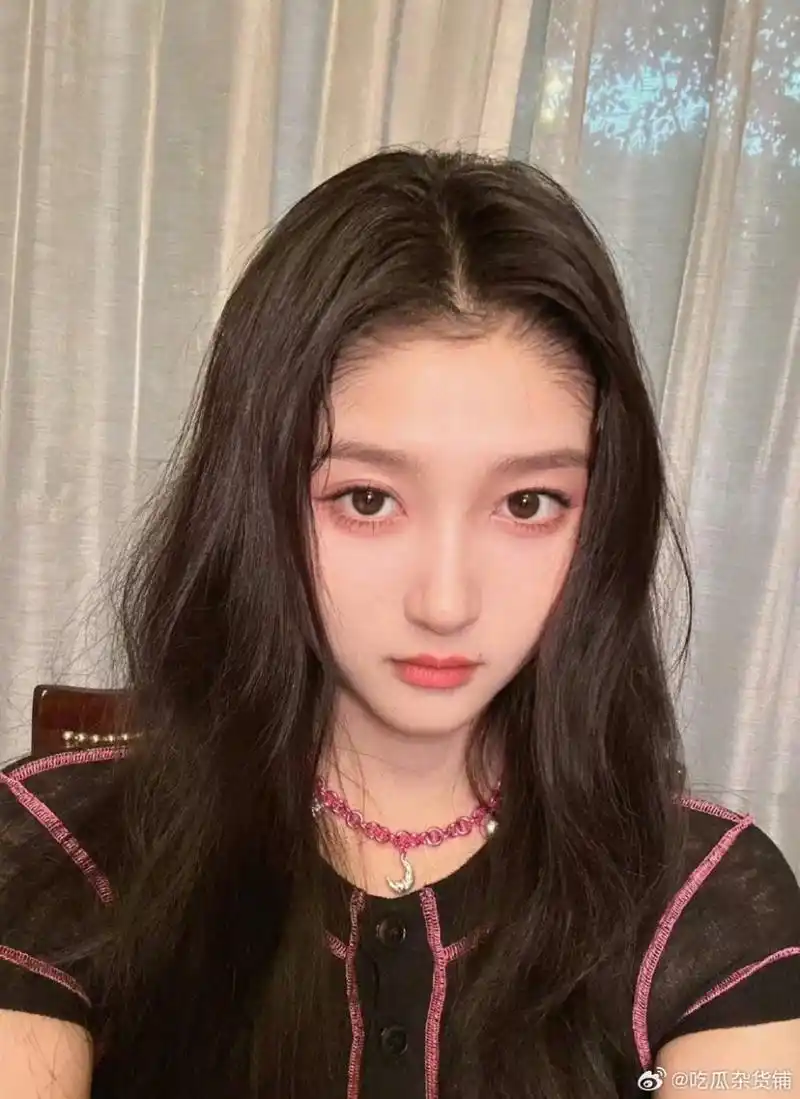 关晓彤的发际线怎么了# 关晓彤今日直播预告图96这发际线真的亮眼