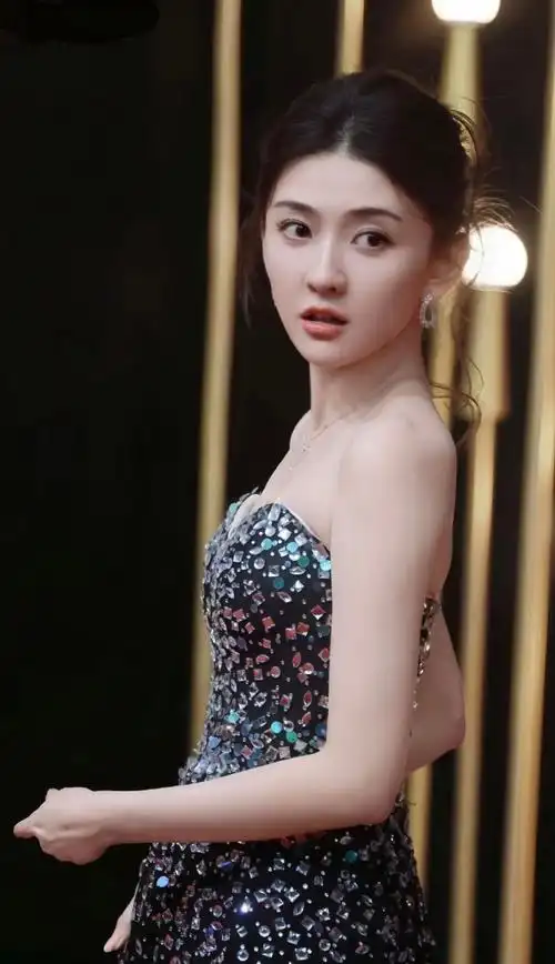 梁洁这是把满天星星穿身上了吧