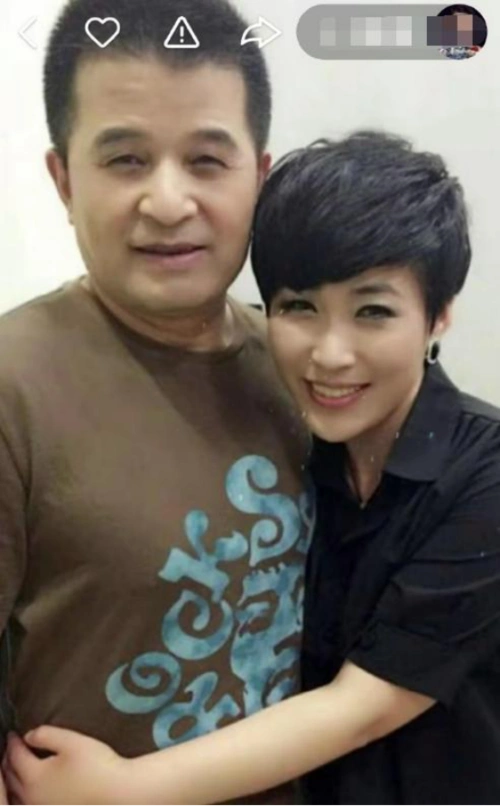 毕福剑罕见露面,被美女双手环腰,笑容满面精神好