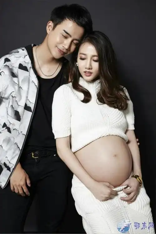 弦子曝裸肚孕照