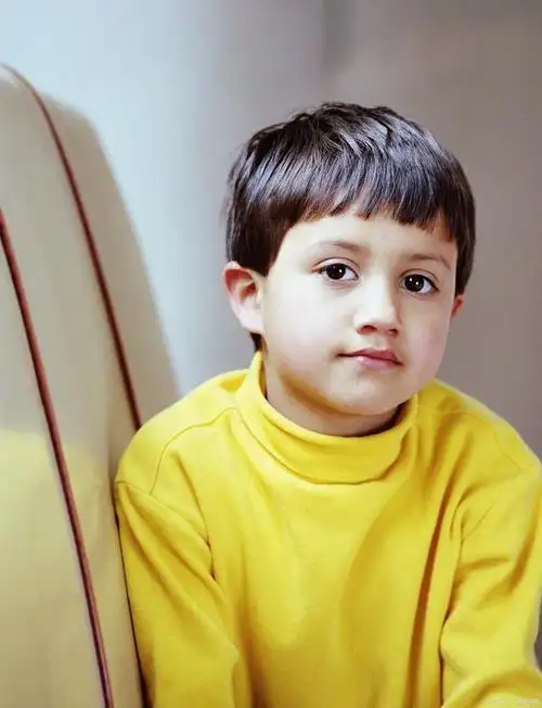 以下是一些适合这个年龄段男童的发型推荐