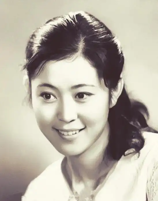 1959年,在山东的一个普通家庭,倪萍出生了,当时她的名字是刘萍.