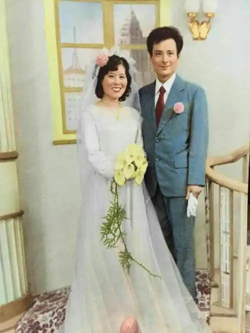 八十年代拍这婚纱照还是很赶时髦的喔!