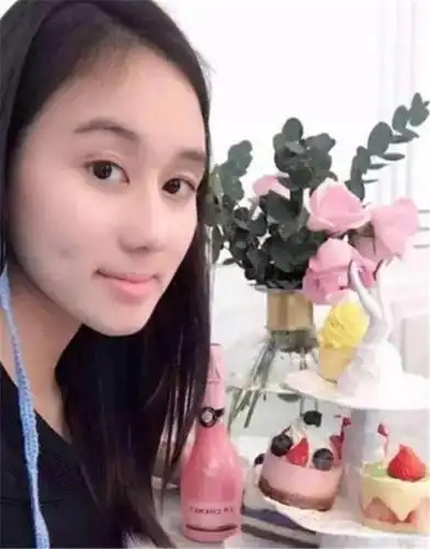 她是赌王的小女儿,美貌,智慧,金钱样样都有的人生赢家!