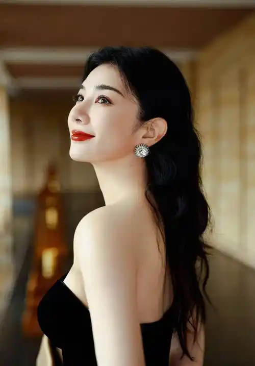 黄奕黑色抹胸装性感香肩写真,大秀事业线,网友:黄奕真敢穿!