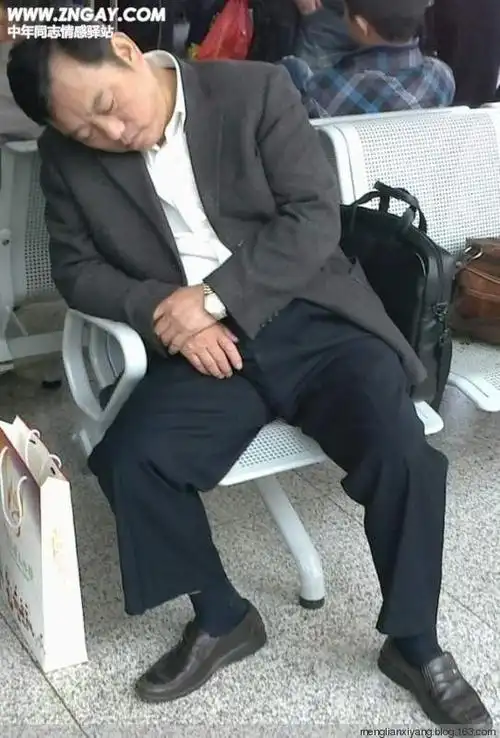 帅大叔睡着了,流口水的包包