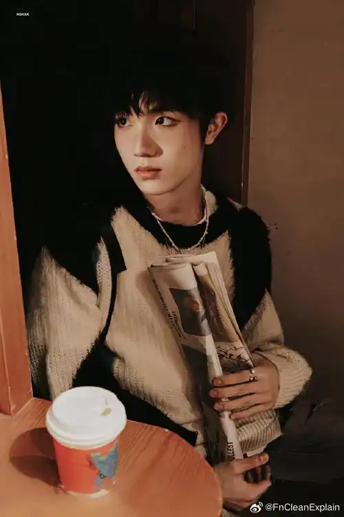 舞者@tf家族-苏新皓上身fn撞色圆领毛衣,是油画少年的艺术日常