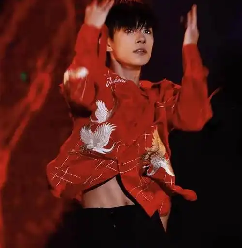 易烊千玺热舞大露腹肌后背线条超性感,粉丝不当妈了我是小姑娘