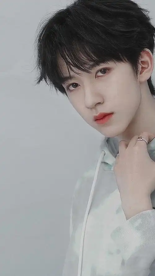 贺峻霖的这双桃花眼真的好标准好好看啊@时代少年团-贺峻霖