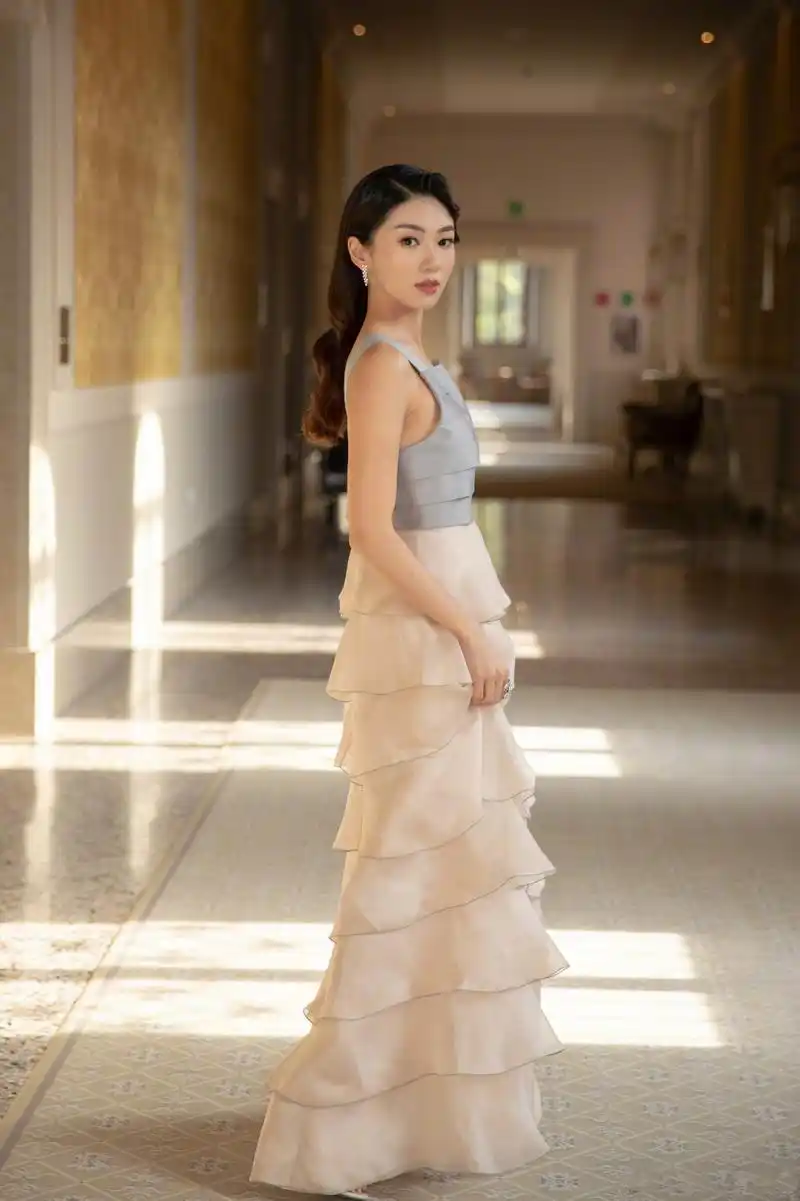 郑恺前女友高调现身!28岁程晓玥穿礼服走红毯,气质不输现任