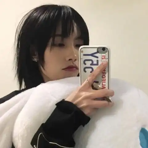 手机控女生头像超仙高清真人女生头像手拿手机图片