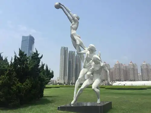 环绕星海广场的体育雕塑