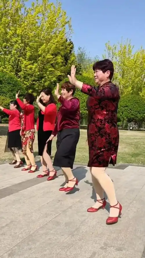 穿上旗袍跳广场舞就是不一般,我自己都被迷住了