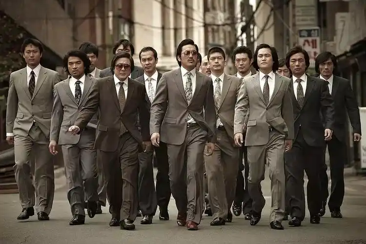 听过背景乐《 我们之间》后来看了看这部黑道电影,不像《古惑仔