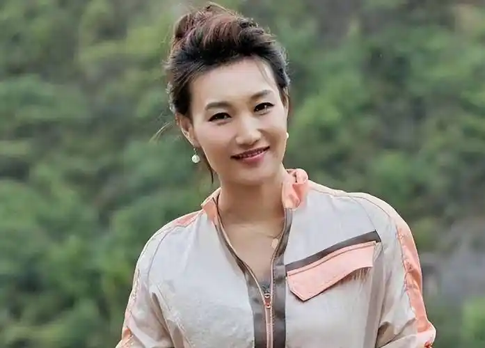 央视46岁女主持人,身高1米75,父亲是市长,康辉为她在电视上征婚