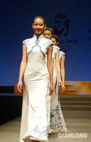 发布了奥运会颁奖专业志愿者将在颁奖仪式上穿着的礼服和礼仪用鞋