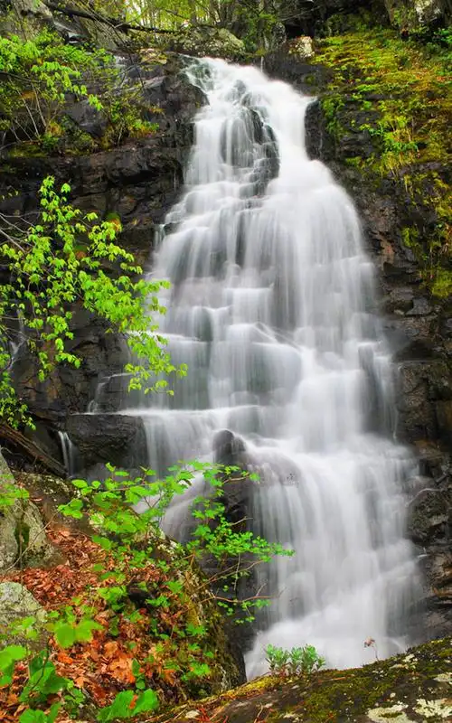 山间瀑布唯美风景图片手机壁纸.