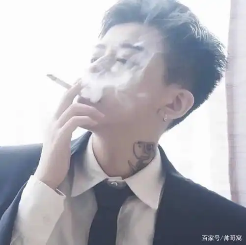 英俊小狼狗纹身帅哥抽烟图片颓废系男生头像霸气的表情可爱到爆