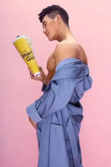 谢孟伟浴服袒胸诱惑写真图片