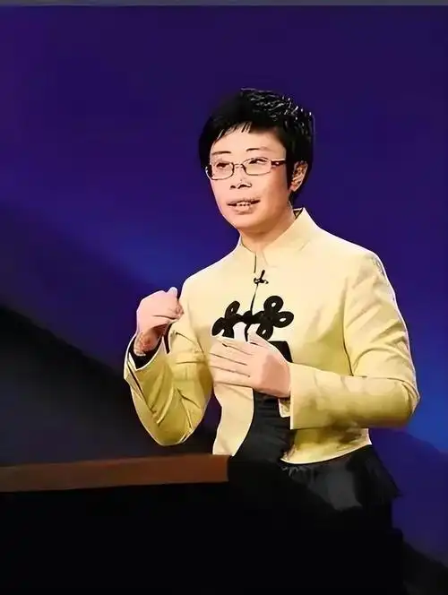 蒙曼老师也经常在《中国诗词大会》中现身,她的诗歌功夫也是相当深厚